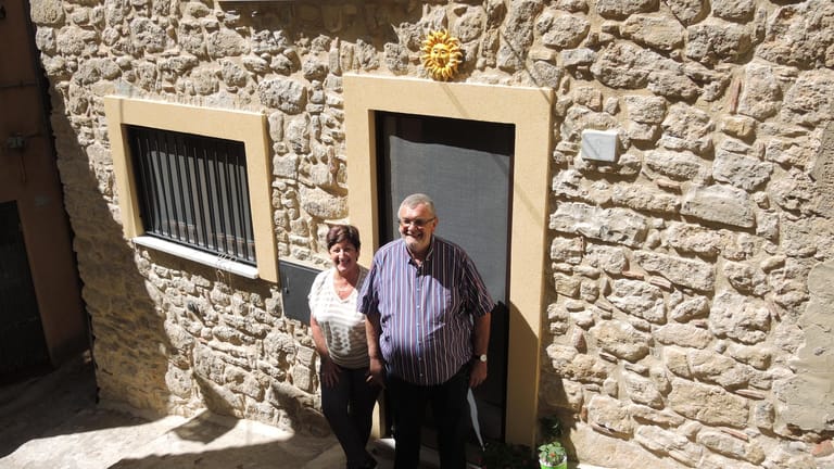 Das belgische Ehepaar Egidia und Hubert Jean Claude de Benedictis steht vor einem Haus im sizilianischen Gangi. Sie wollten eigentlich ein Haus für einen Euro in Gangi erwerben, haben sich dann aber doch für ein Haus im besseren Zustand entschieden.