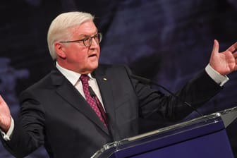 BundesprΓ€sident Frank-Walter Steinmeier (SPD) bei seiner Rede zum Tag der Deutschen Einheit in Mainz. BundesprΓ€sident Frank-Walter Steinmeier (SPD) bei seiner Rede zum Tag der Deutschen Einheit in Mainz.