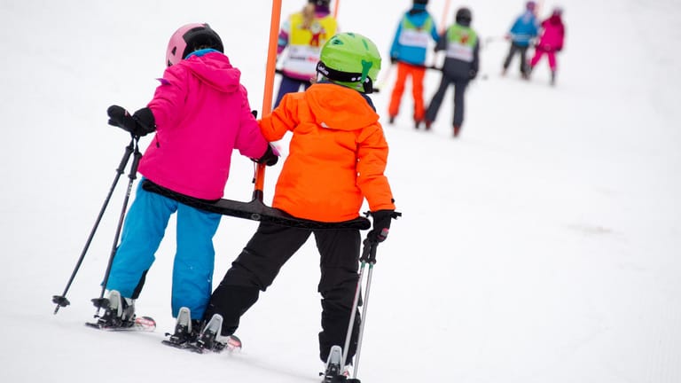 Vor allem Familien mit Kindern müssen für einen Skiurlaub tief in die Tasche greifen.