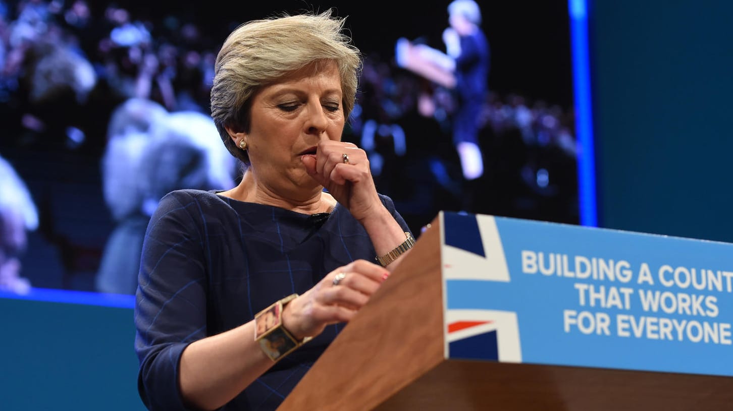 Die britische Premierministerin Theresa May hustet während ihrer Rede auf dem Parteitag der Tories. Die britische Premierministerin Theresa May hustet während ihrer Rede auf dem Parteitag der Tories.