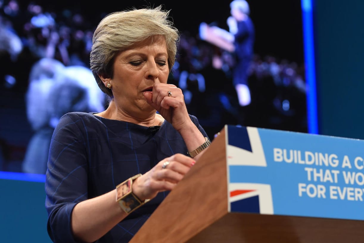 Die britische Premierministerin Theresa May hustet während ihrer Rede auf dem Parteitag der Tories.