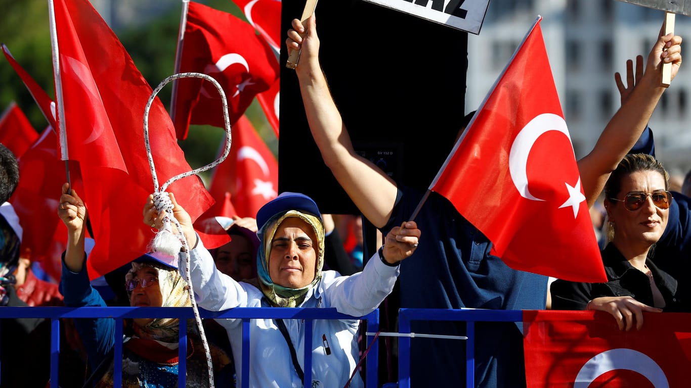 Anhänger Erdogans zeigten nicht nur die Nationalflagge während des Prozesses gegen die mutmaßlichen Putschisten, einige seiner Befürworter hielten Stricke zu Schlingen gebunden hoch – ein eindeutiges Symbol.