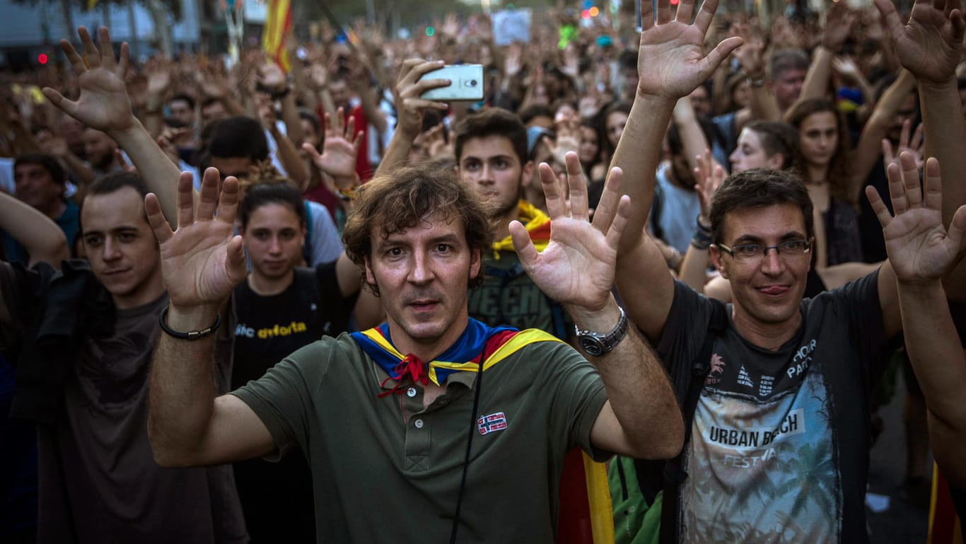 Demonstranten gehen in der katalanischen Regionalhauptstadt Barcelona durch die Innenstadt.