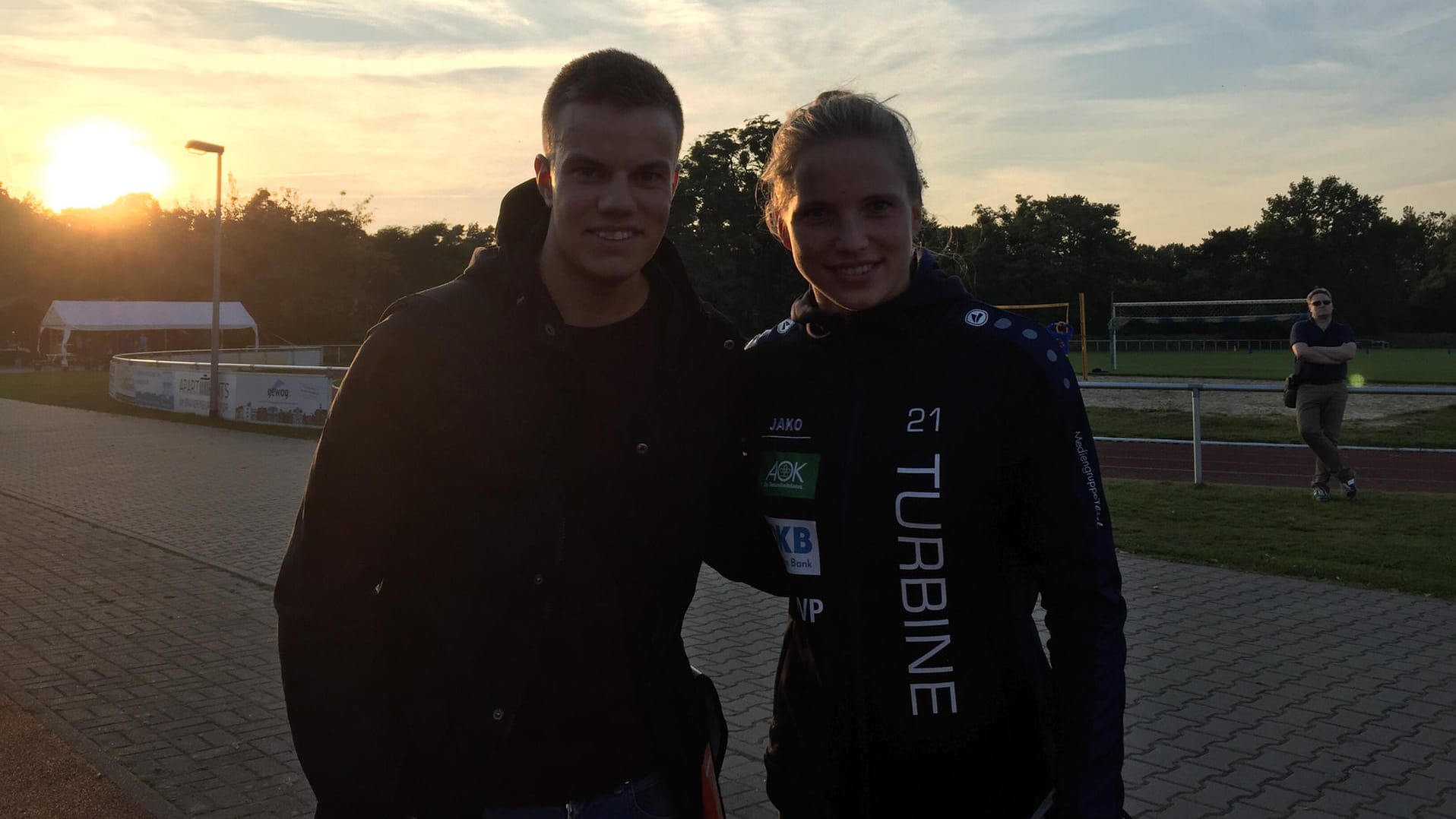 t-online.de-Redakteur Benjamin Zurmühl (l.) traf Tabea Kemme beim AOK-Mädchentag in Stahnsdorf bei Potsdam.