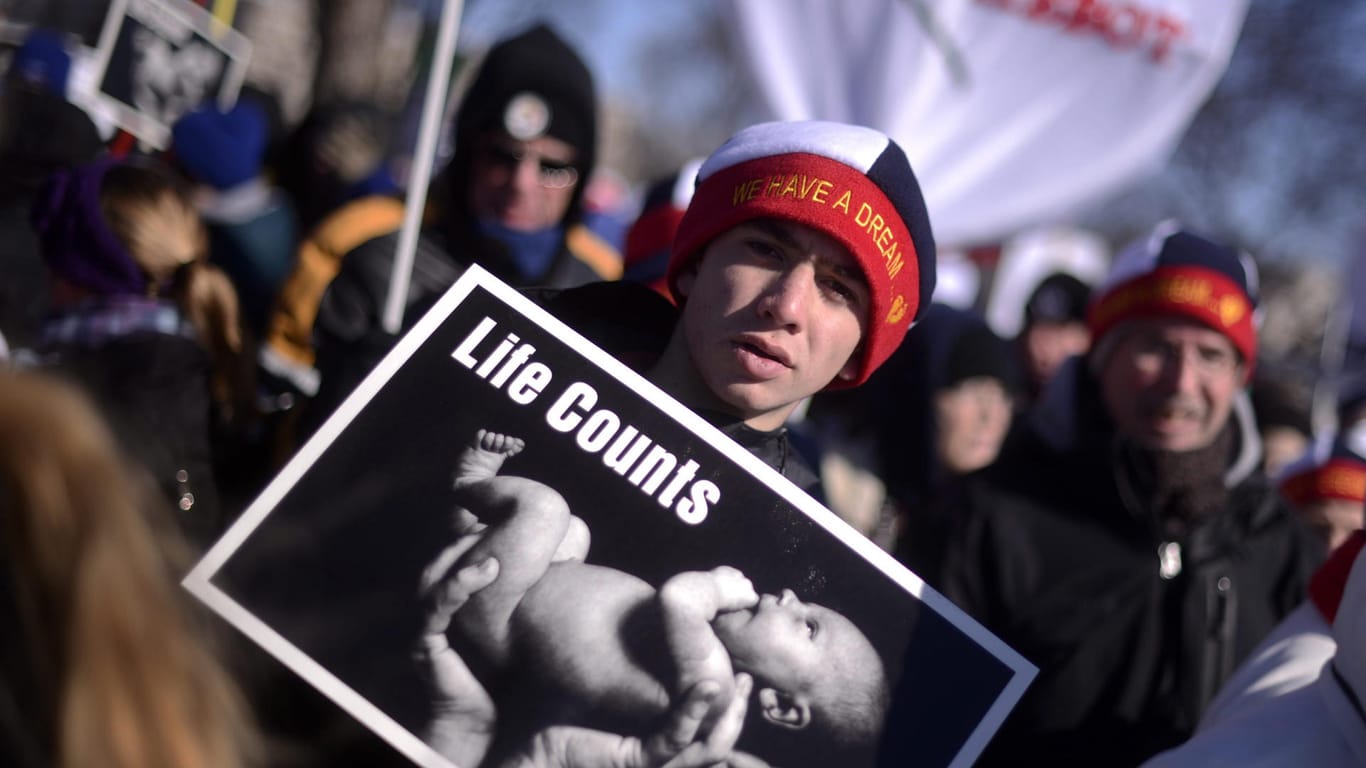 Abtreibungsgegner sind der Meinung, dass Föten ab dem fünften Schwangerschaftsmonat Schmerzen verspüren können und nicht abgetrieben werden sollten.