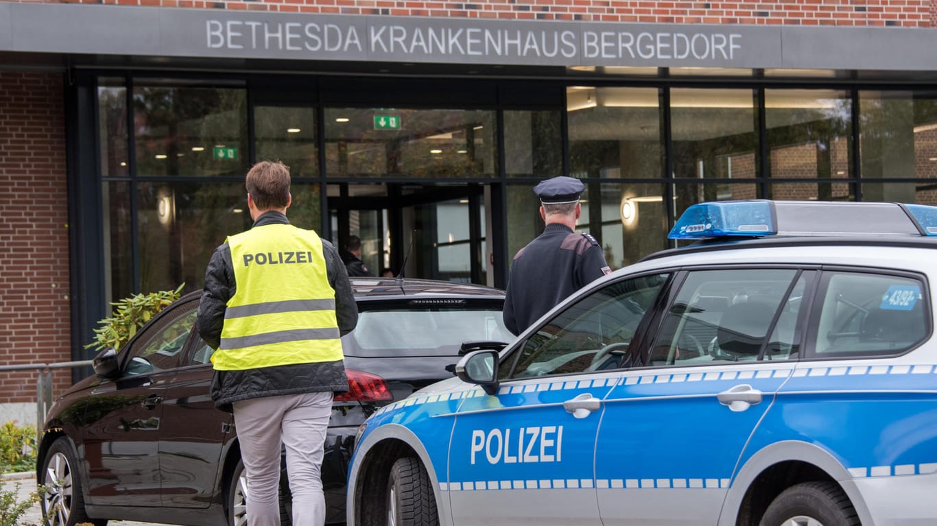 Im Bethesdakrankenhaus Bergedorf in Hamburg hat ein Polizist einen Mann in der Psychiatrie angeschossen.