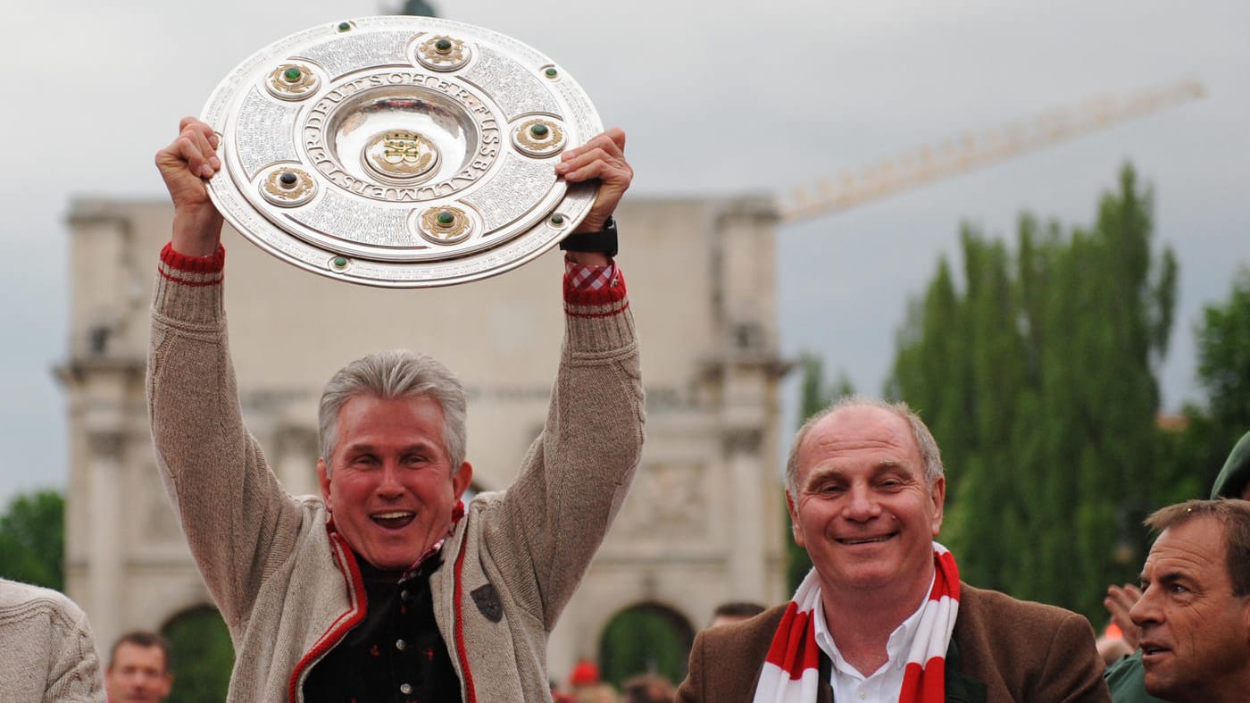 Archivfoto aus dem Jahr 2013: Jupp Heynckes (Mitte) und Uli Hoeneß (rechts) verbindet eine innige Freundschaft.