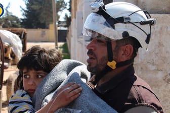 Ein freiwilliger Helfer trägt das Opfer eines mutmaßlichen Giftgasangriffs in Chan Scheichun, Syrien.