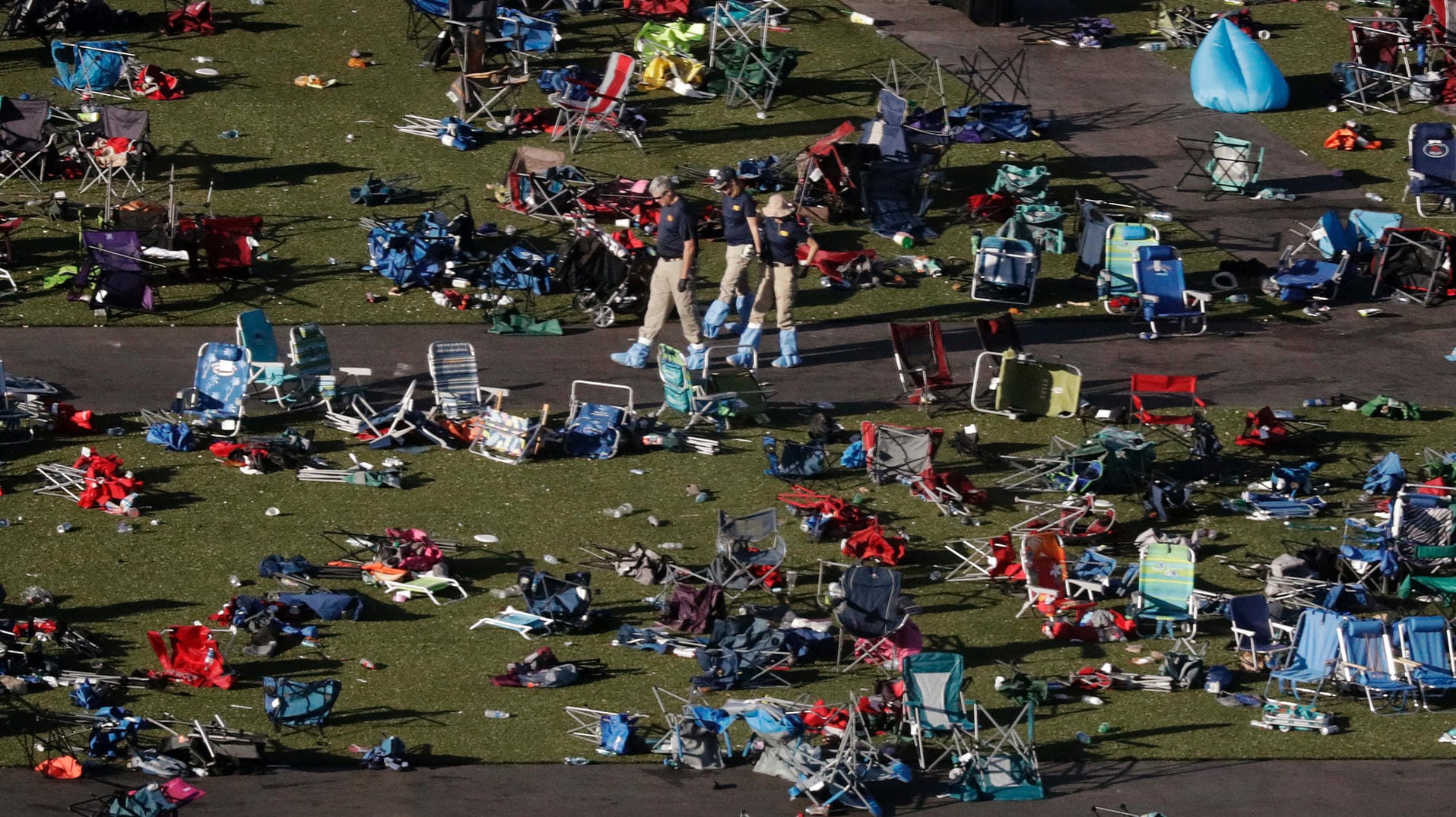 FBI-Agenten untersuchen das Konzertgelände in Las Vegas, auf dem 58 Menschen vom Todesschützen Stephen Paddock erschossen wurden.