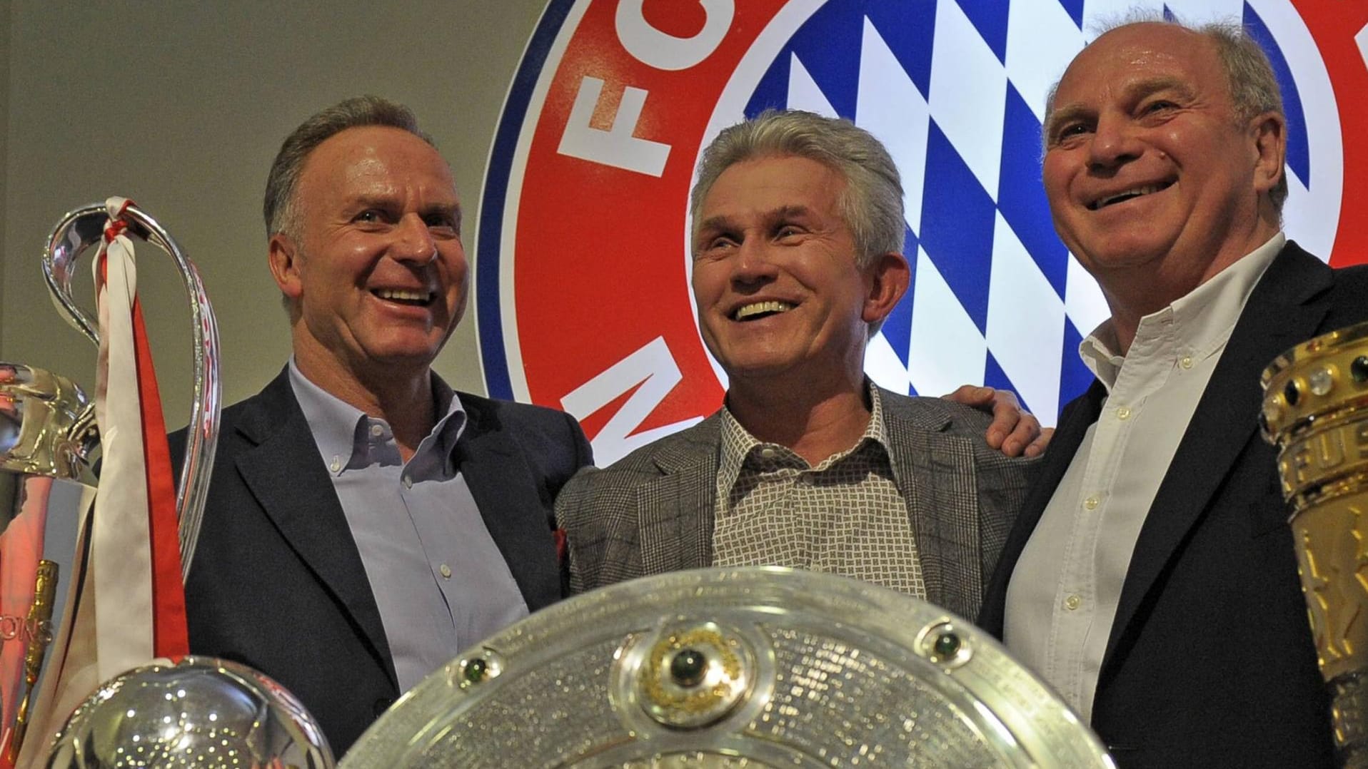 Karl-Heinz Rummenigge (l.) und Uli Hoeneß (r.) denken gerne an die Saison 2012/13 zurück.