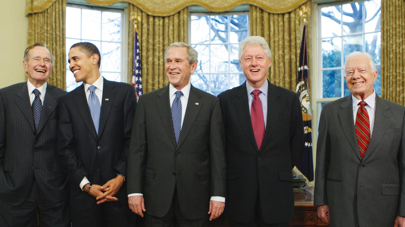 Die fünf noch lebenden ehemaligen Präsidenten der USA (hier 2009) – George H. W. Bush, Barack Obama, George W. Bush, Bill Clinton und Jimmy Carter (l-r) stehen im Weißen Haus in Washington.