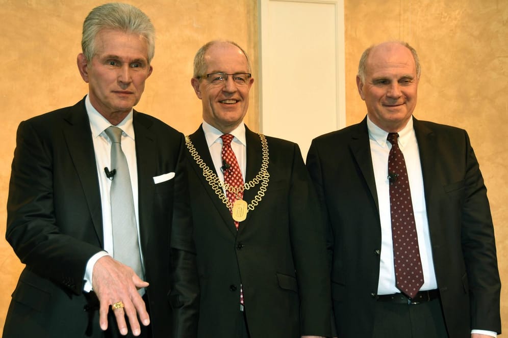 Jupp Heynckes (l.) mit Mönchengladbachs Oberbürgermeister Hans Wilhelm Reiners und Uli Hoeneß.