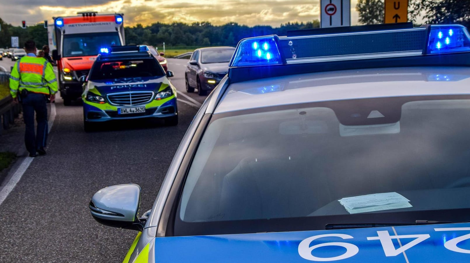 "Die Bergung des Lastwagens ist extrem schwierig". (Symbolbild) "Die Bergung des Lastwagens ist extrem schwierig". (Symbolbild)