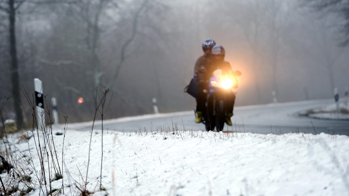 Bei geräumten Straßen ist Motorradfahren auch in der kalten Jahreszeit möglich.