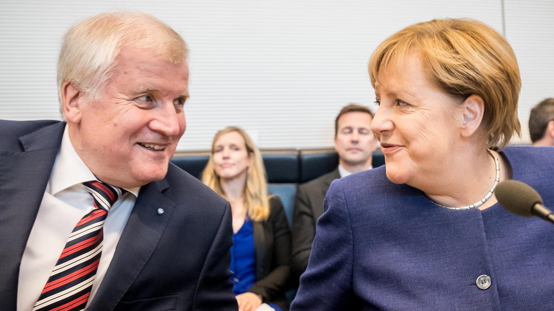 Bundeskanzlerin Angela Merkel (CDU) und Bayerns Ministerpräsident Horst Seehofer (CSU) suchen eine Lösung im Streit um die Obergrenze.