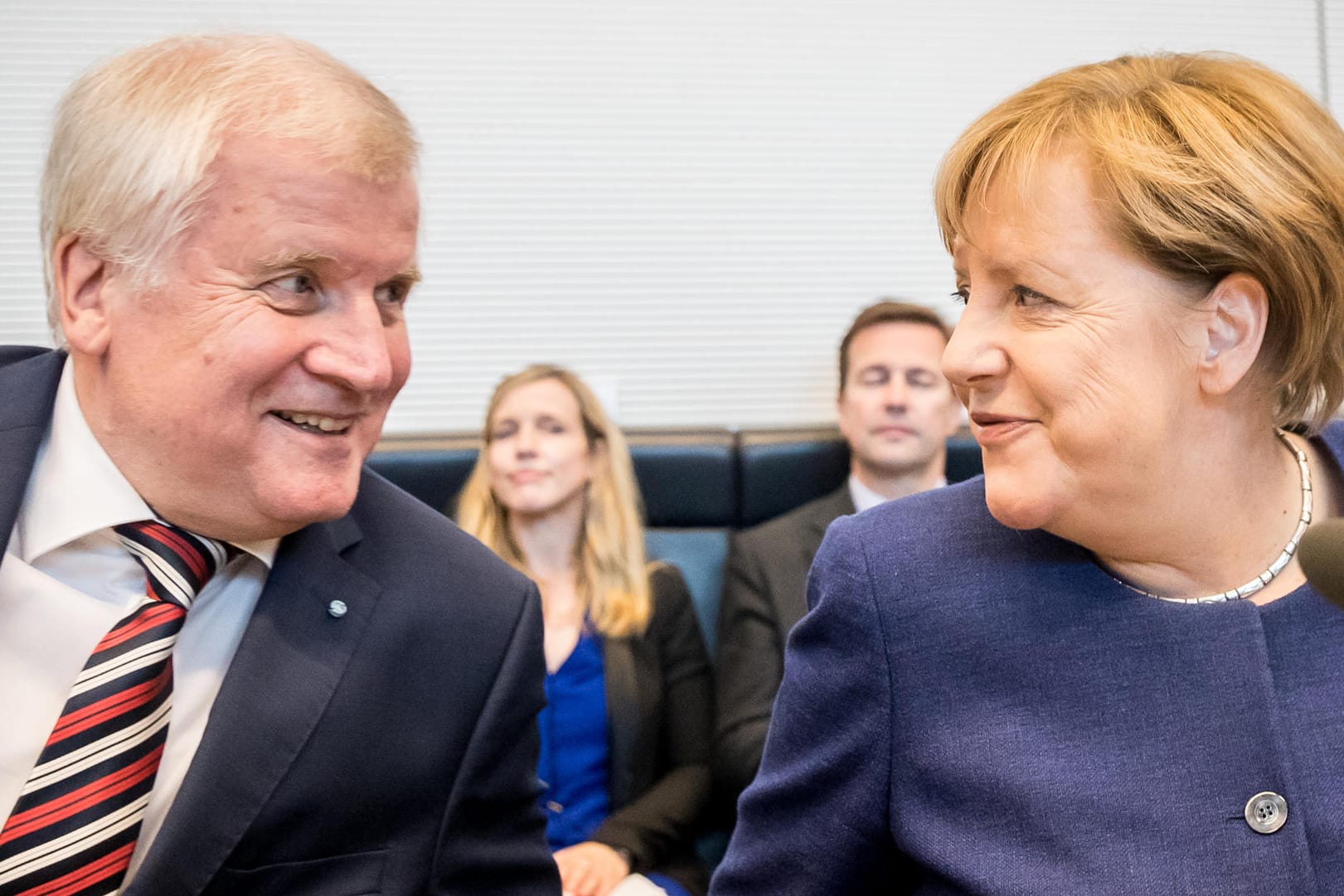 Bundeskanzlerin Angela Merkel (CDU) und Bayerns Ministerpräsident Horst Seehofer (CSU) suchen eine Lösung im Streit um die Obergrenze.