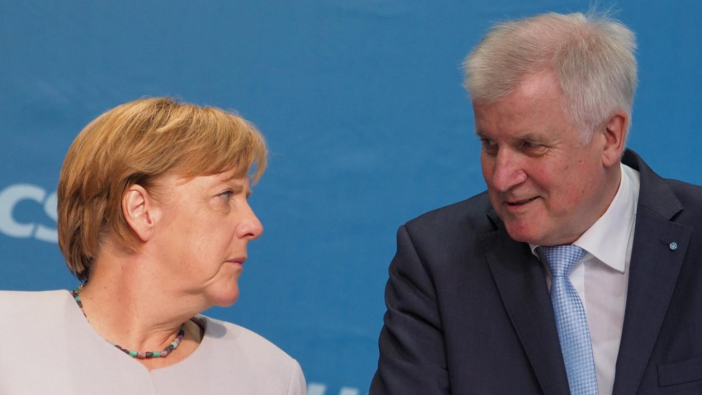 Bundeskanzlerin Angela Merkel (links) und der CSU-Vorsitzende und bayerische Ministerpräsident Horst Seehofer (rechts)