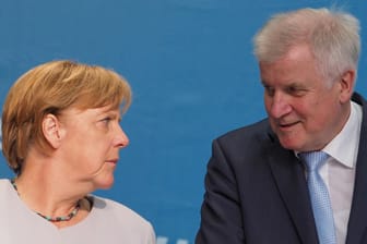 Bundeskanzlerin Angela Merkel (links) und der CSU-Vorsitzende und bayerische Ministerpräsident Horst Seehofer (rechts)