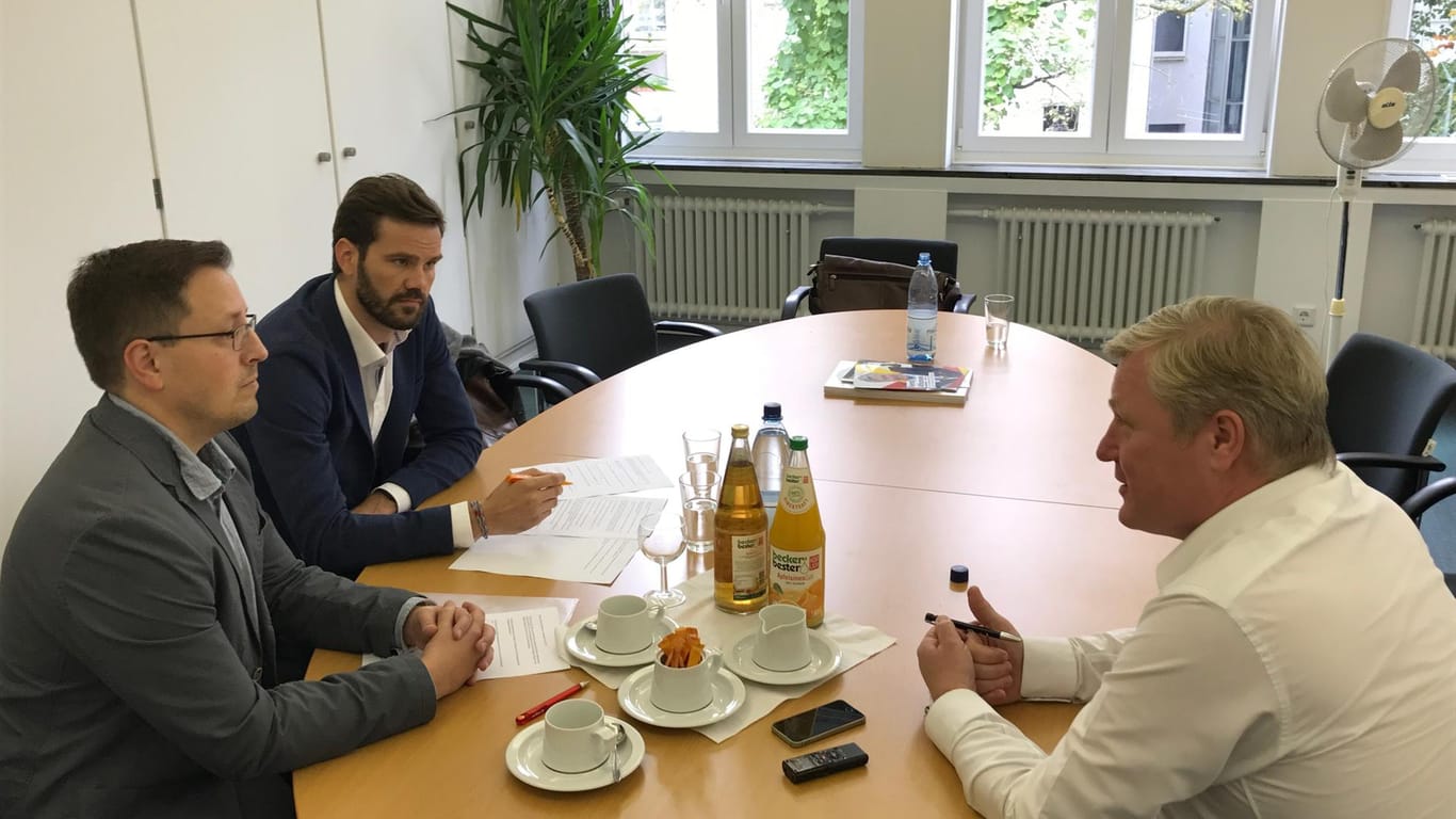Bernd Althusmann (r.), Spitzenkandidat der niedersächsischen CDU, im Gespräch mit den Redakteuren Jan Hollitzer und Marc von Lüpke.