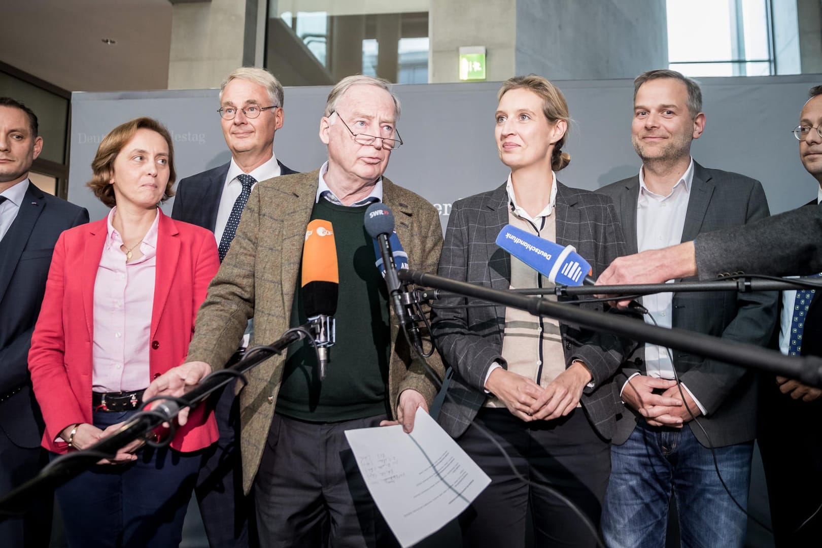 AfD-Fraktionsvorsitzenden Alexander Gauland und Alice Weidel stehen neben den neugewählten stellvertretenden Fraktionsvorsitzenden der AfD Bundestagsfraktion, (l-r) Tino Chrupalla, Beatrix von Storch, Roland Hartwig, Leif-Erik-Holm und Peter Felser