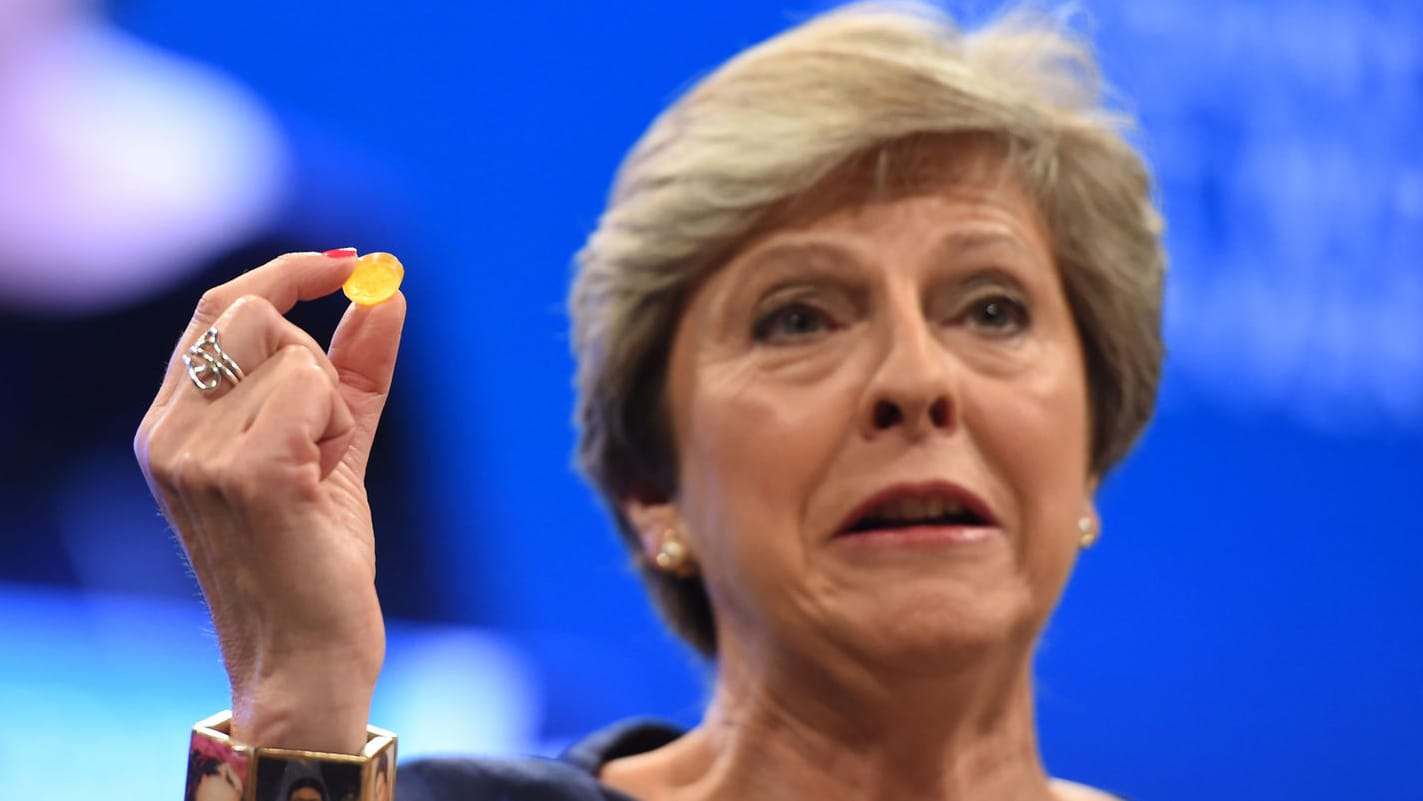 Die britische Premierministerin Theresa May auf dem Parteitag der Tories in Manchester. Während ihrer Rede hatte ihr jemand ein Hustenbonbon gereicht. Die britische Premierministerin Theresa May auf dem Parteitag der Tories in Manchester. Während ihrer Rede hatte ihr jemand ein Hustenbonbon gereicht.
