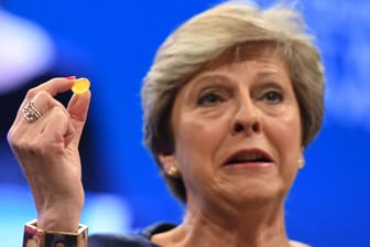 Die britische Premierministerin Theresa May auf dem Parteitag der Tories in Manchester. Während ihrer Rede hatte ihr jemand ein Hustenbonbon gereicht.