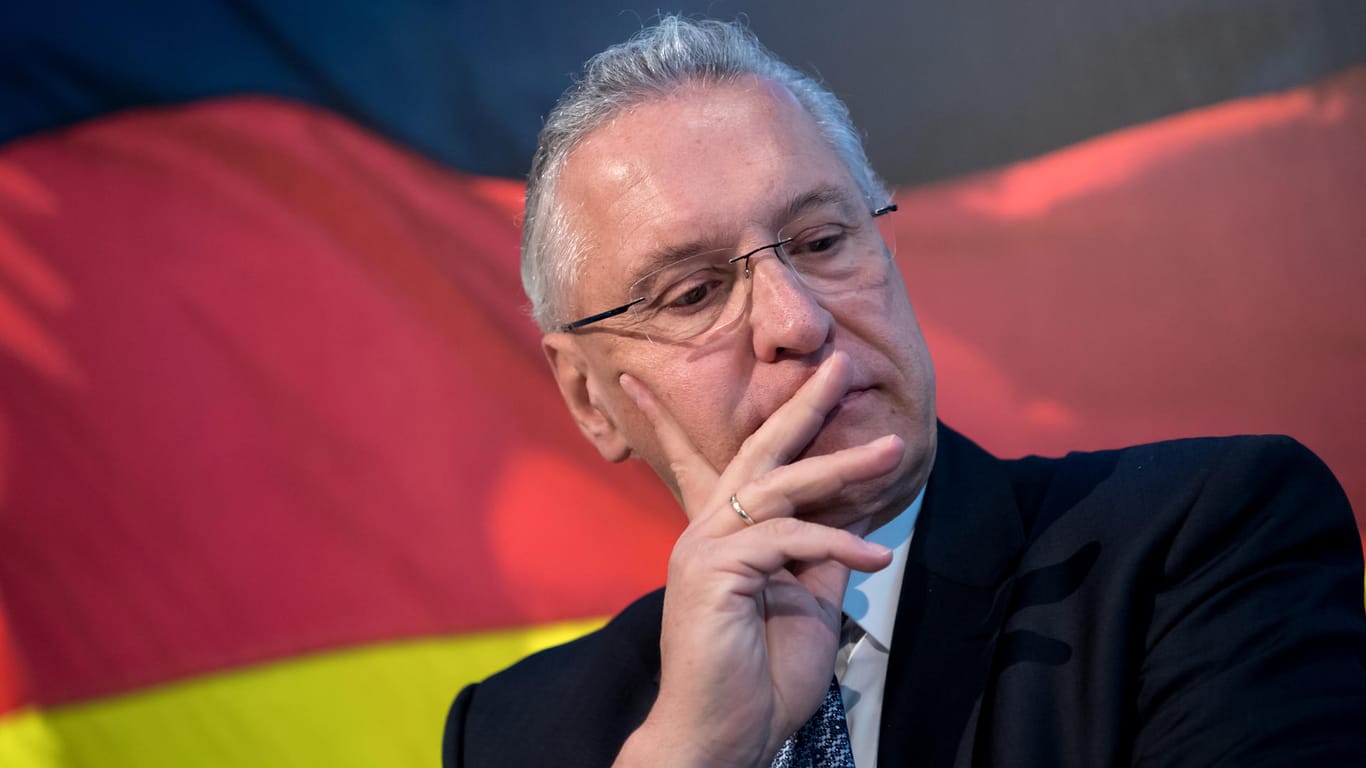 Eine "wirksame Begrenzung der Flüchtlingszahlen" fordert bayerische Innenminister Joachim Herrmann (CSU) im Gespräch mit t-online.de.