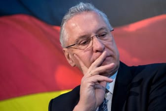 Eine "wirksame Begrenzung der Flüchtlingszahlen" fordert bayerische Innenminister Joachim Herrmann (CSU) im Gespräch mit t-online.de.
