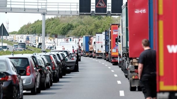 Stau auf der Autobahn: Ein rücksichtloser Autofahrer hat in einer Rettungsgasse einen Mann angefahren und schwer verletzt.