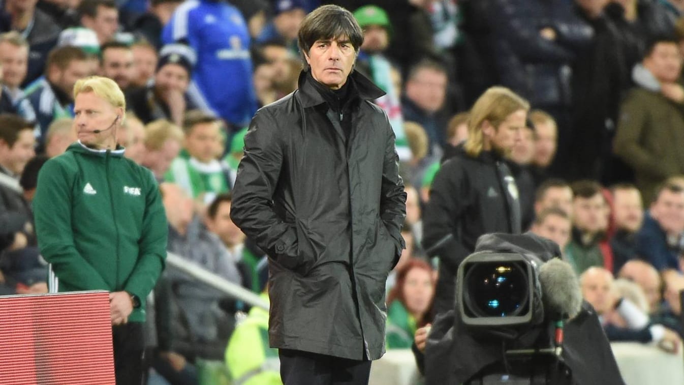 Sorgenvoller Blick: Droht Bundestraner Joachim Löw und der DFB-Elf eine Todesgruppe bei der WM?