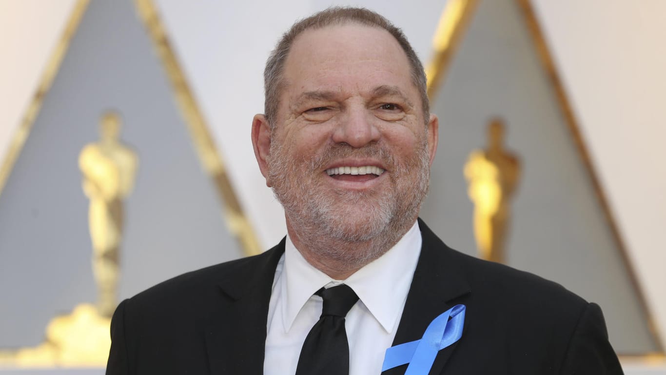 Harvey Weinstein entschuldigt sich und kündigt eine Auszeit an.