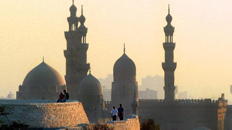 Diese Moschee in Kairo ist nach dem früheren Herrscher Sultan Hassan benannt, der für seine Gelehrsamkeit berühmt gewesen ist.