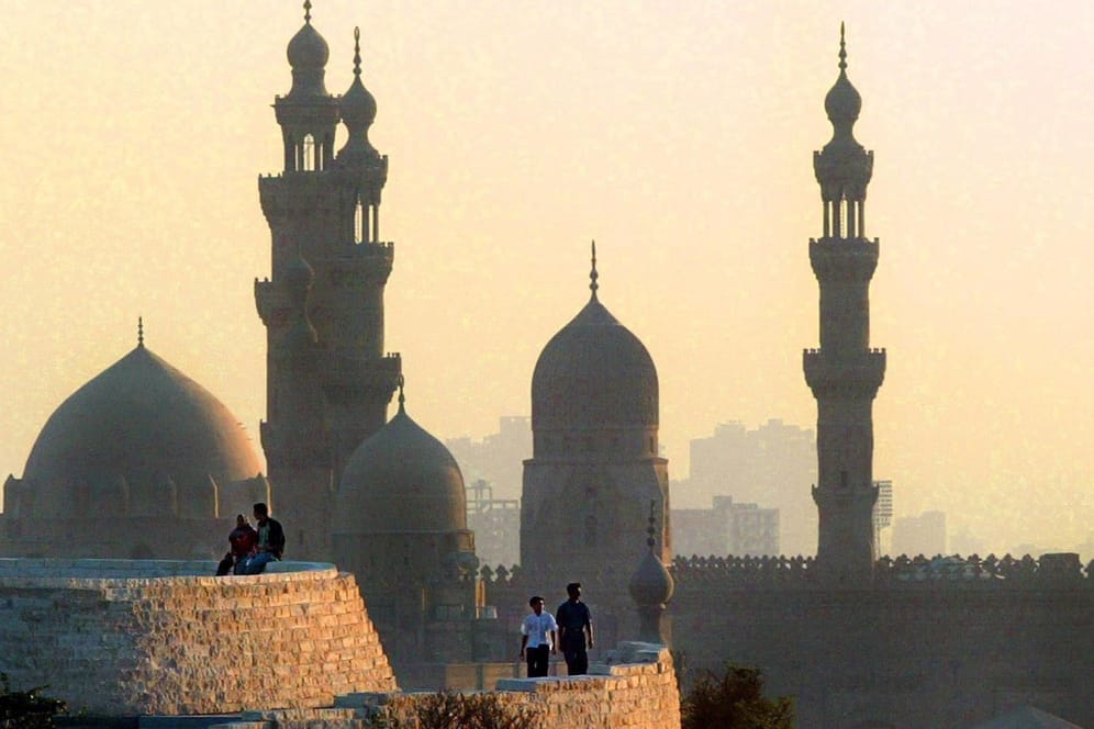 Diese Moschee in Kairo ist nach dem früheren Herrscher Sultan Hassan benannt, der für seine Gelehrsamkeit berühmt gewesen ist.