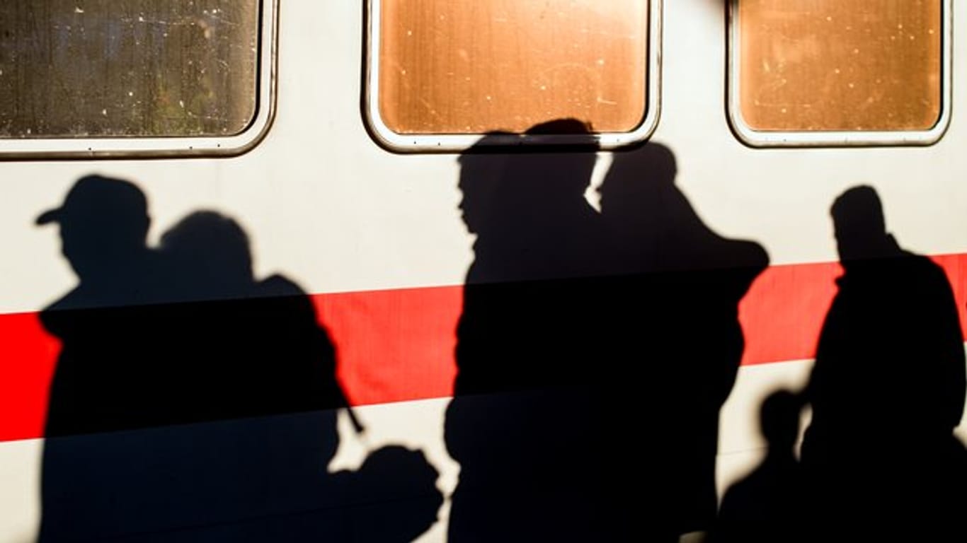 Die Schatten von Flüchtlingen nach ihrer Ankunft in Deutschland im Herbst 2015.