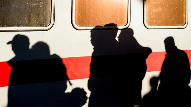 Die Schatten von Flüchtlingen nach ihrer Ankunft in Deutschland im Herbst 2015.