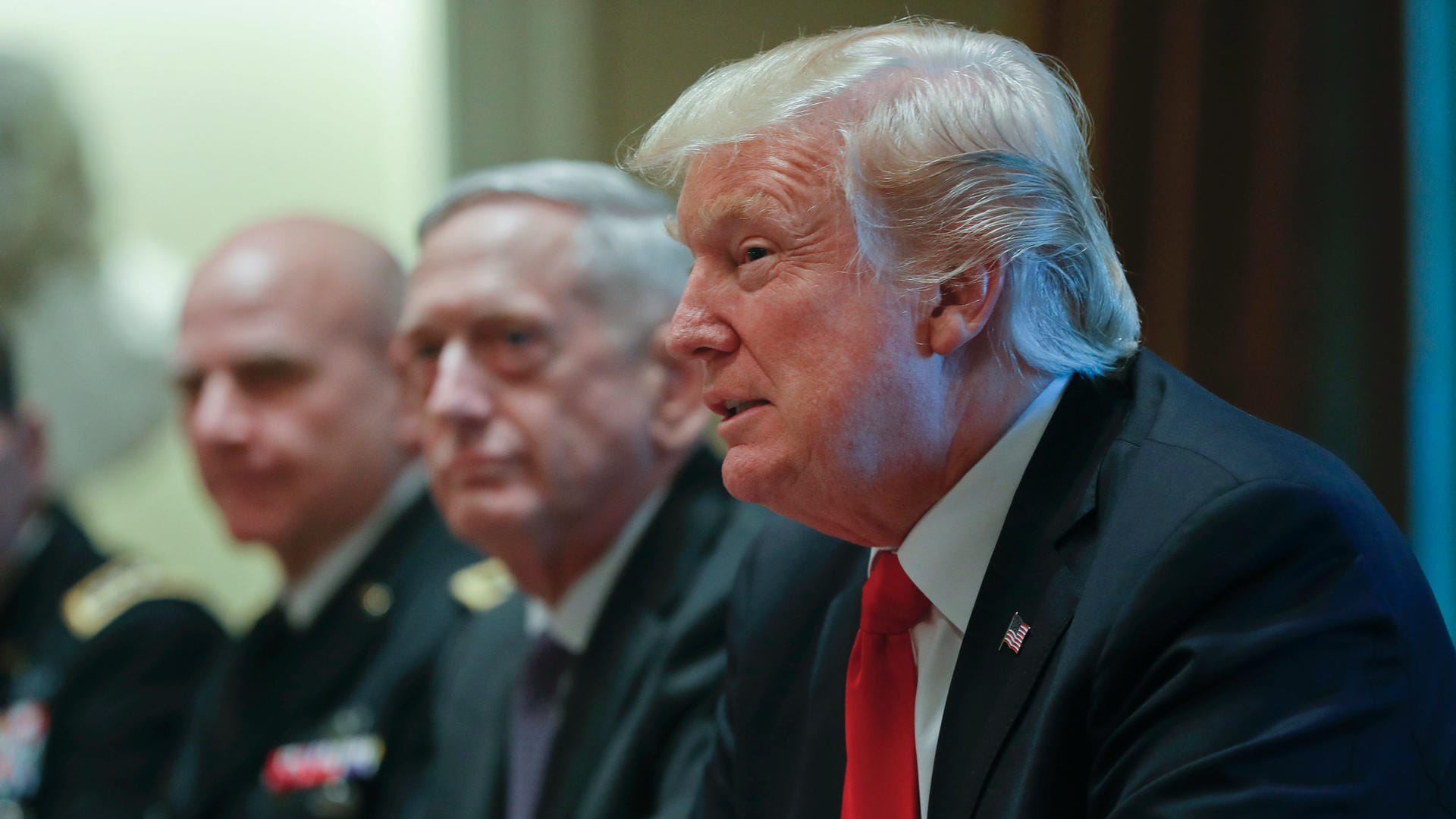 US-Präsident Donald Trump spricht in Washington, District of Columbia, USA, während eines Treffens mit ranghohen Militärs im Weißen Haus. US-Präsident Donald Trump spricht in Washington, District of Columbia, USA, während eines Treffens mit ranghohen Militärs im Weißen Haus.