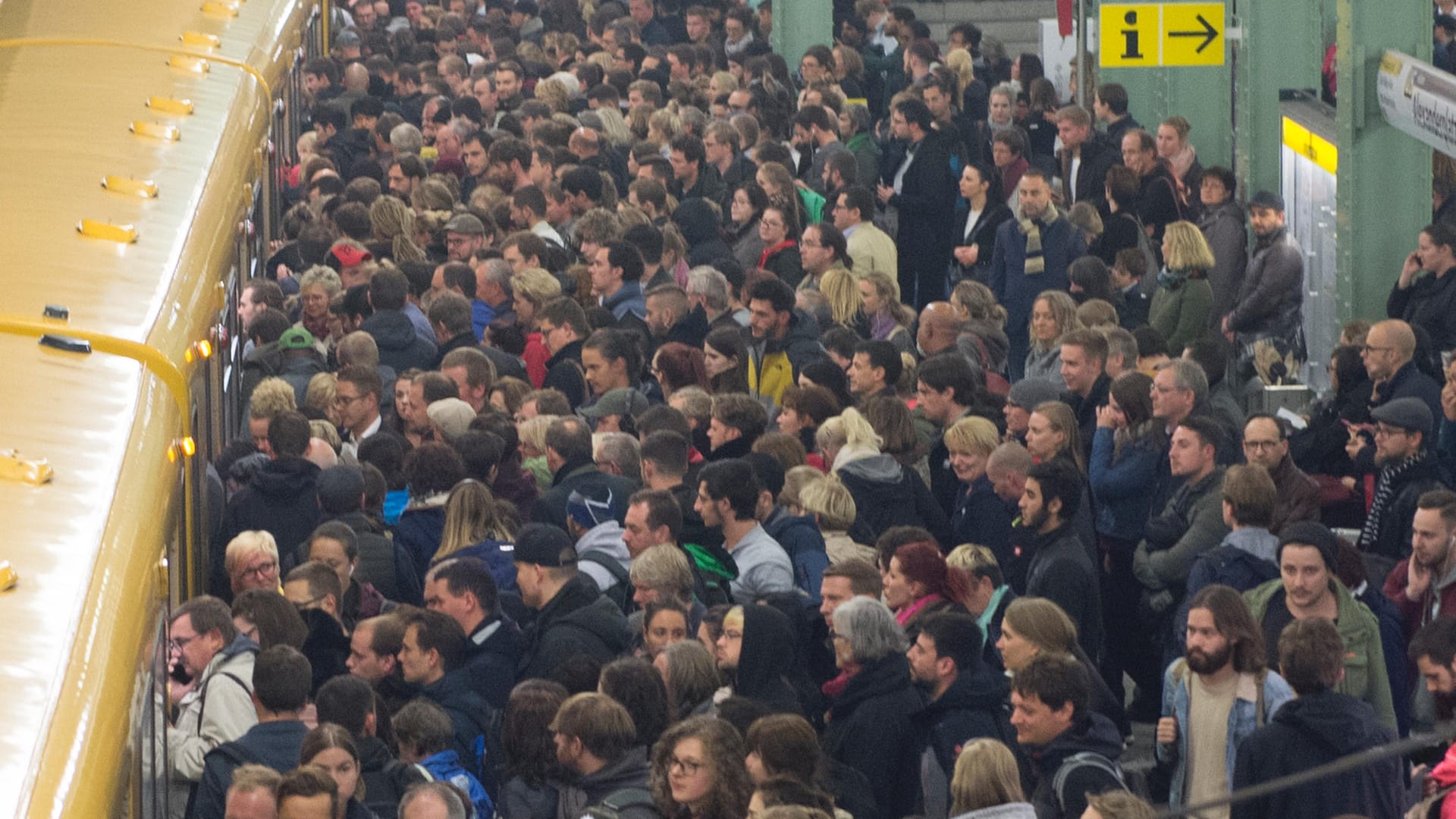 Verkehrs-Chaos nach Sturm Xavier: Auch heute kommt es in Berlin wieder zu starken Behinderungen im Nahverkehr.