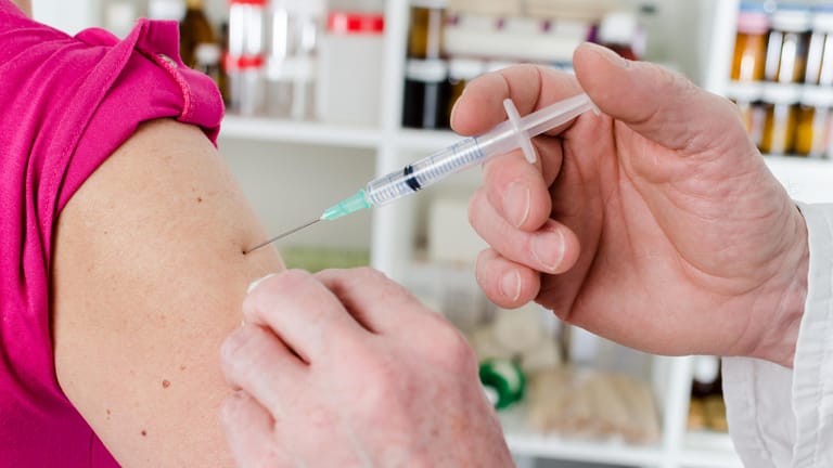 Menschen mit besonderen Risiken wird die Grippeschutzimpfung empfohlen.
