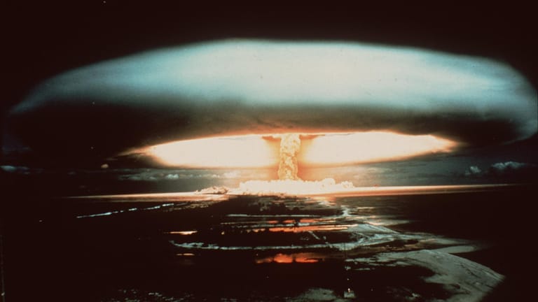 Nach der Explosion einer französischen Atombombe im Jahr 1971 steigt ein Atompilz über dem Mururoa-Atoll auf.