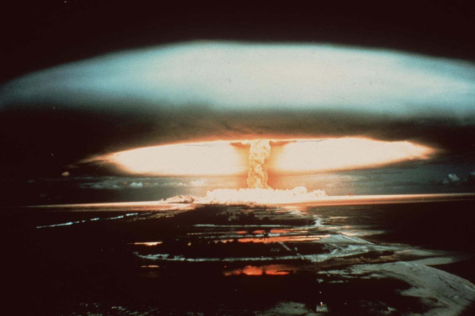 Nach der Explosion einer französischen Atombombe im Jahr 1971 steigt ein Atompilz über dem Mururoa-Atoll auf.