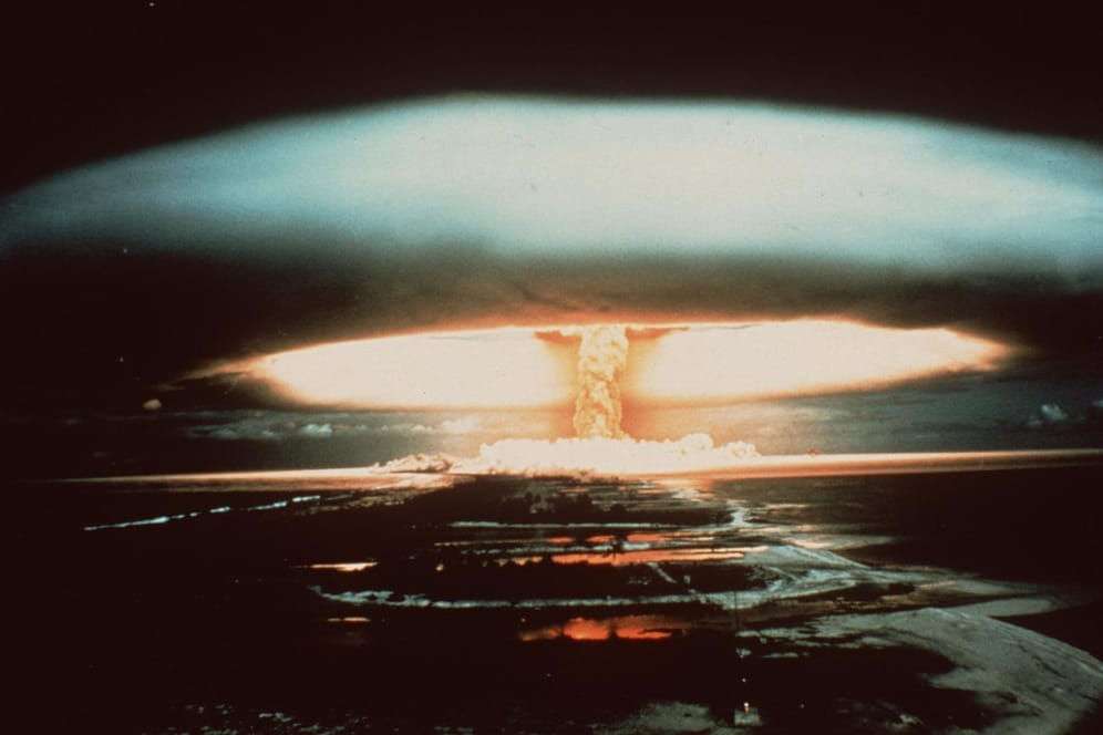 Nach der Explosion einer französischen Atombombe im Jahr 1971 steigt ein Atompilz über dem Mururoa-Atoll auf.