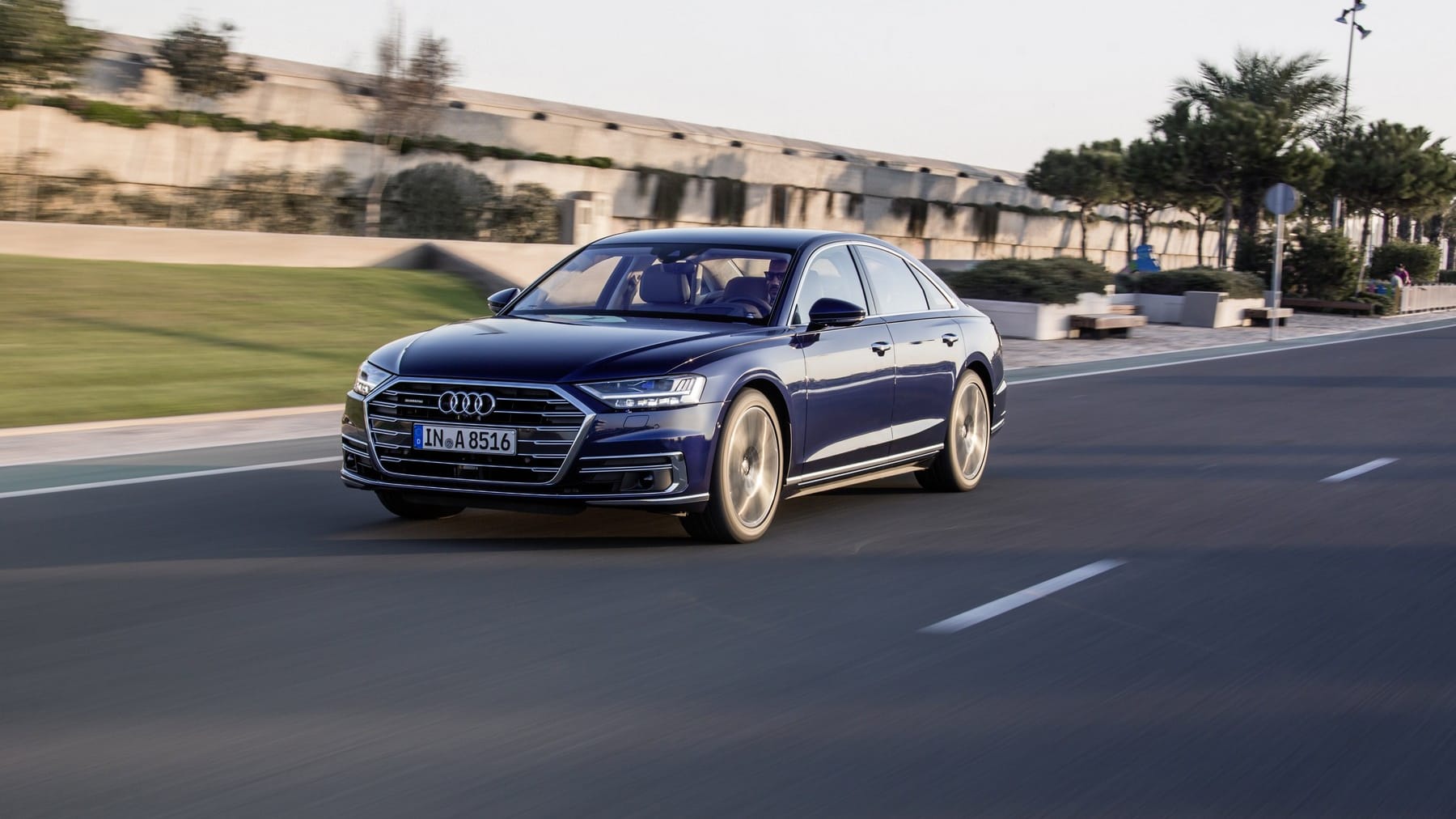 In 5,6 Sekunden beschleunigt der Audi A8 auf Tempo 100. In der Spitze erreicht er Tempo 250.