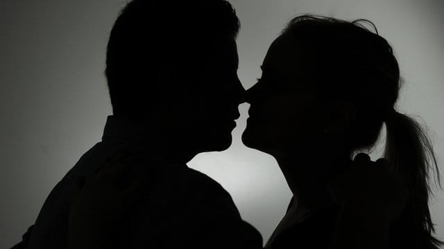 Jeder dritte Deutsche ist einer Umfrage zufolge schon mindestens einmal in einer Beziehung fremdgegangen. Jeder dritte Deutsche ist einer Umfrage zufolge schon mindestens einmal in einer Beziehung fremdgegangen.