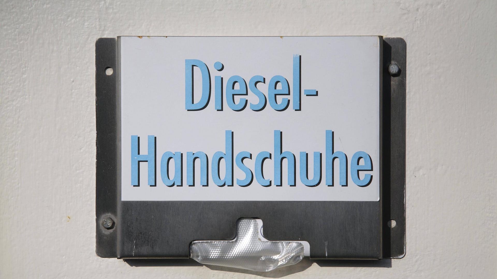 Autofahrer-Wissen: Wofür sind die Dieselhandschuhe?