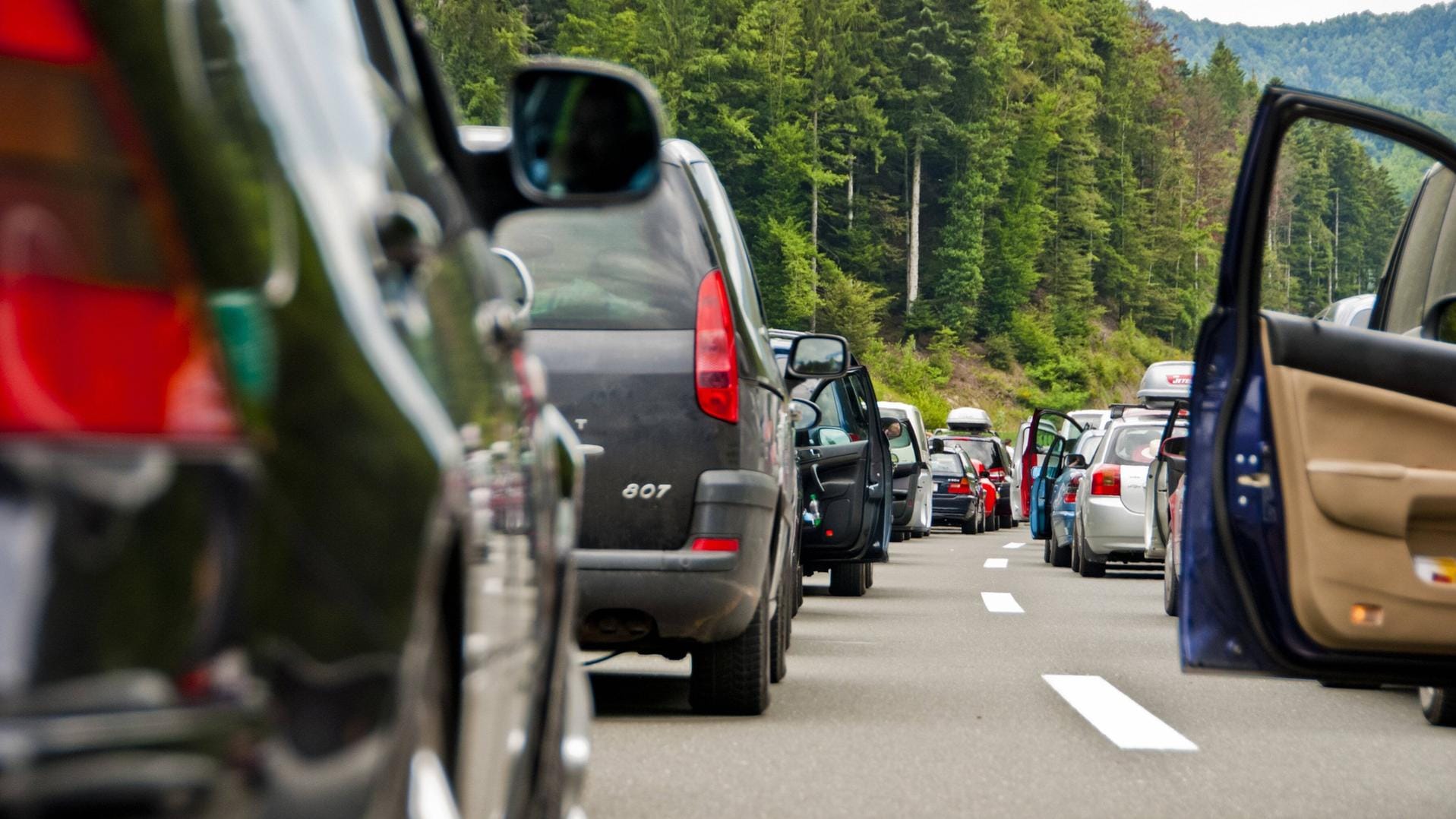 Autofahrer trägt bei Unfall beim Kolonnenspringen Mithaftung Autofahrer trägt bei Unfall beim Kolonnenspringen Mithaftung