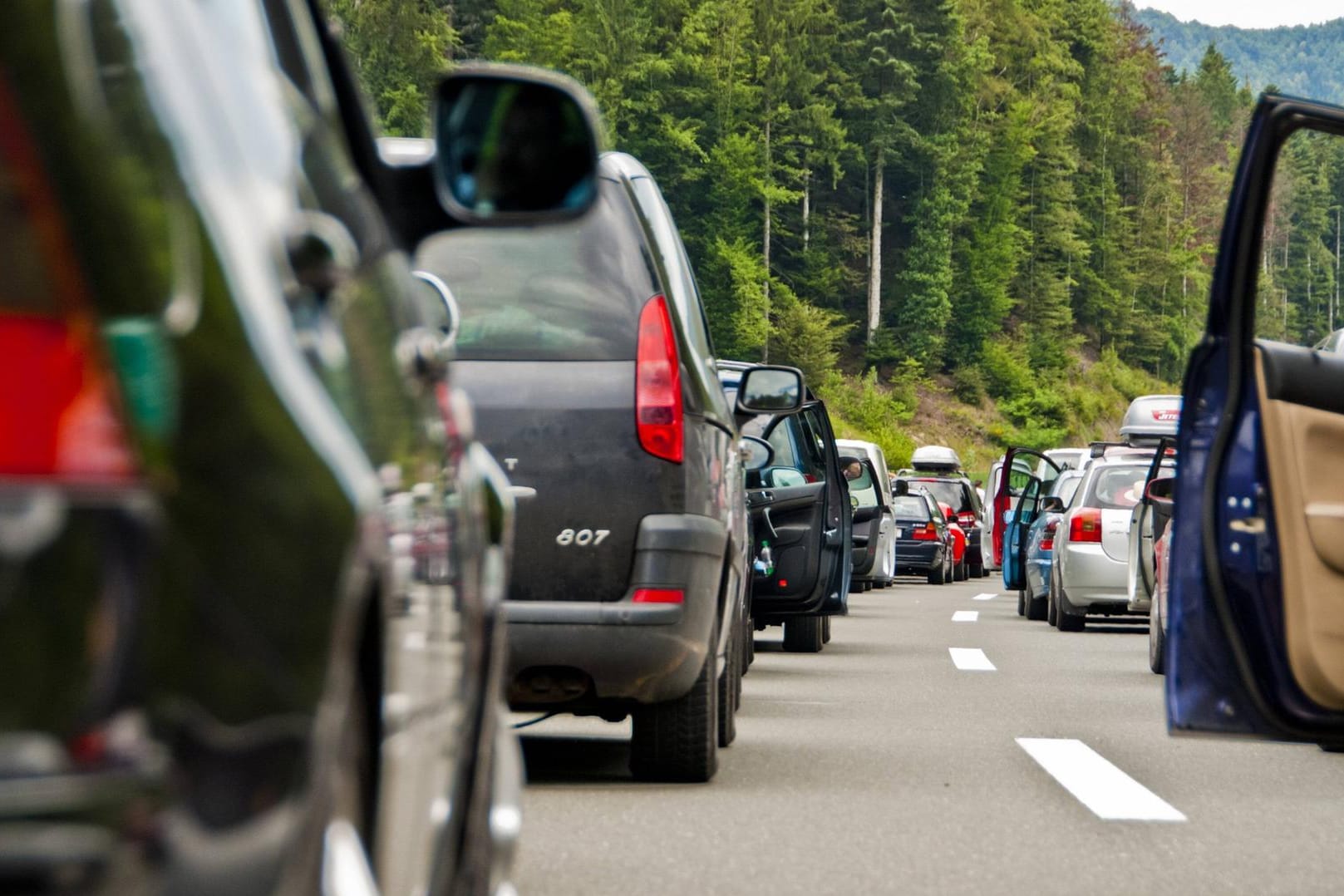 Autofahrer trägt bei Unfall beim Kolonnenspringen Mithaftung