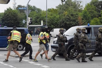 Polizisten in Spezialausrüstung am 22. Juli 2016 in der Nähe des Olympia-Einkaufszentrums in München, wo David S. neun Menschen erschoss.