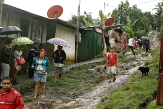 Nachdem "Nate" über Costa Rica hingefegt ist, mussten zahlreiche Menschen evakuiert werden.