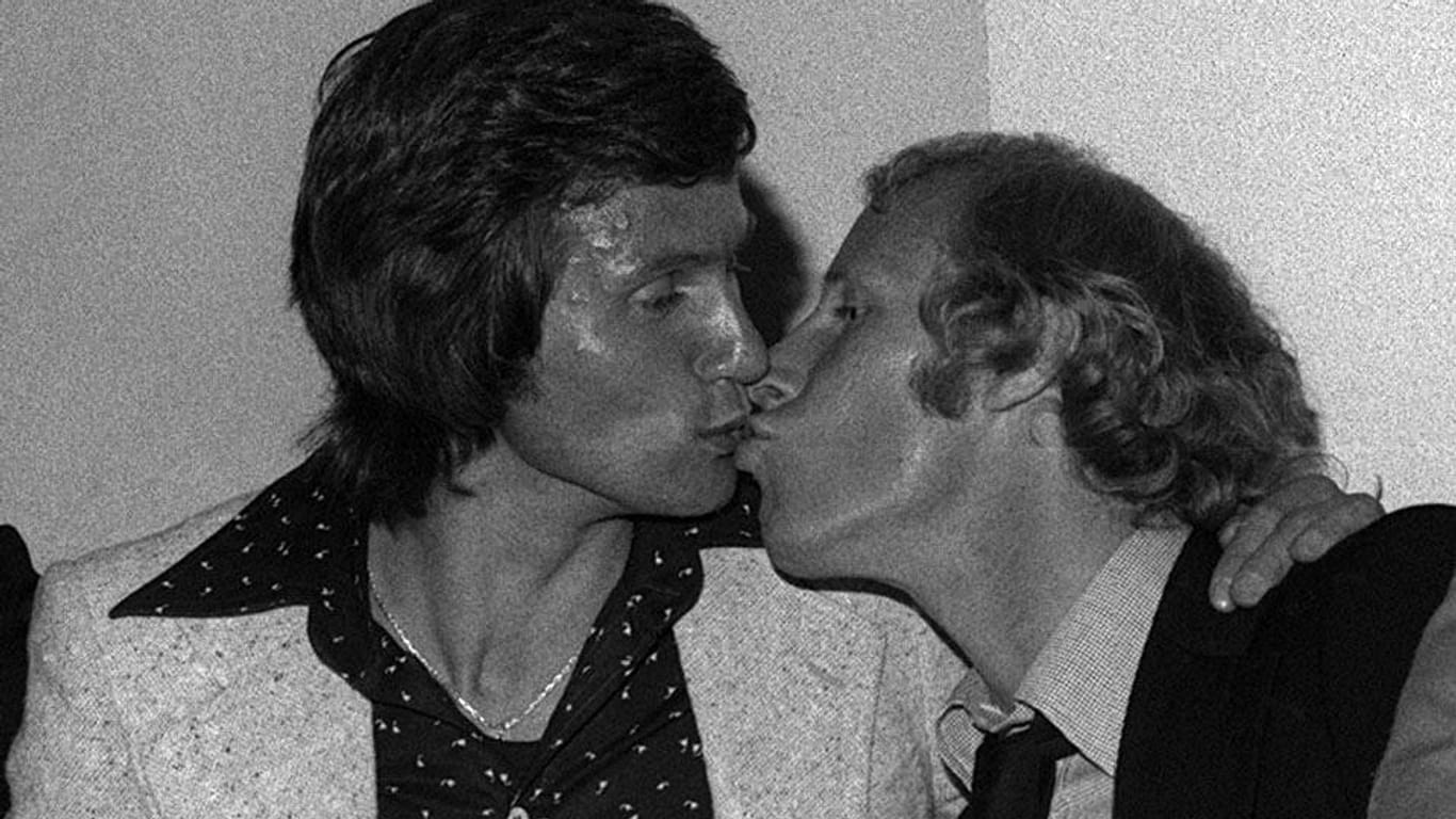 Für jeden Spaß zu haben: Jupp Heynckes (l.) und Berti Vogts gönnen sich zur Meisterschaft 1975 einen dicken Schmatzer.