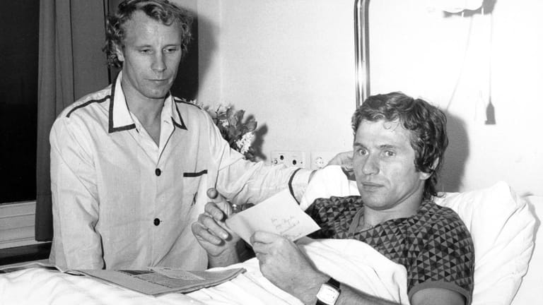 Beide verletzt, beide im gleichen Krankenhaus: Berti Vogts (l.) und Jupp Heynckes 1976.